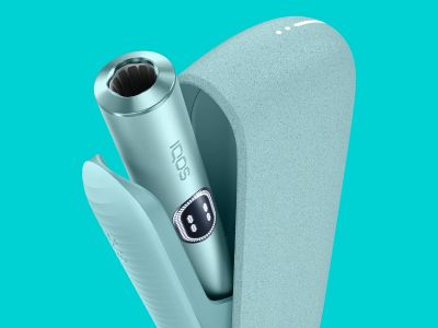 Breeze Blue IQOS ILUMA i device inside its opened charger