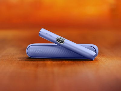 Vijolično držalo naprave IQOS ILUMA i, naprava na žepnem polnilniku.