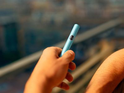 Tangan memegang IQOS ILUMA i Holder Breeze Blue