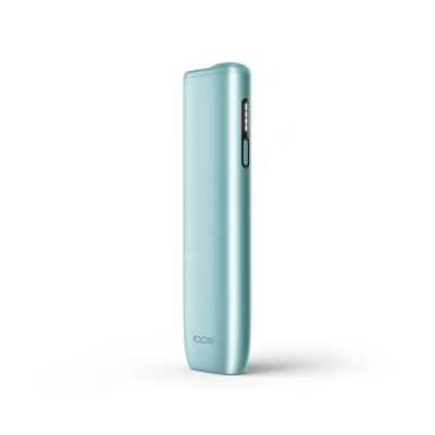 Das Bild zeigt ein IQOS ILUMA i ONE Gerät in der Farbe Breeze Blue. Das Gerät ist schlank, zylindrisch und hat eine glatte Oberfläche. An der Seite befindet sich ein kleiner Knopf mit LED-Anzeigen darüber, und nahe der Unterseite ist der Schriftzug ‚IQOS‘ zu sehen.