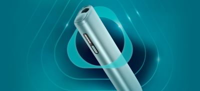 جهاز IQOS ILUMA i ONE باللون الأزرق السماوي داخل شعار IQOS