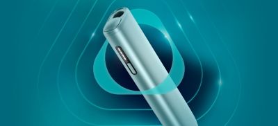 IQOS ILUMA i ONE in der Farbe Breeze Blue, ein modernes Tabakerhitzungsgerät mit einem schlanken, zylindrischen Design und einer glatten Oberfläche. Das Gerät ist vor einem abstrakten Hintergrund mit blauen und grünen Farbtönen abgebildet.