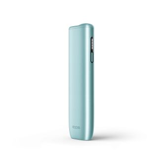 Das Bild zeigt ein IQOS ILUMA i ONE Gerät in der Farbe Breeze Blue. Das Gerät ist schlank, zylindrisch und hat eine glatte Oberfläche. An der Seite befindet sich ein kleiner Knopf mit LED-Anzeigen darüber, und nahe der Unterseite ist der Schriftzug ‚IQOS‘ zu sehen.