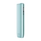 Naprava IQOS ILUMA i ONE v svetlomodri barvi Breeze Blue.