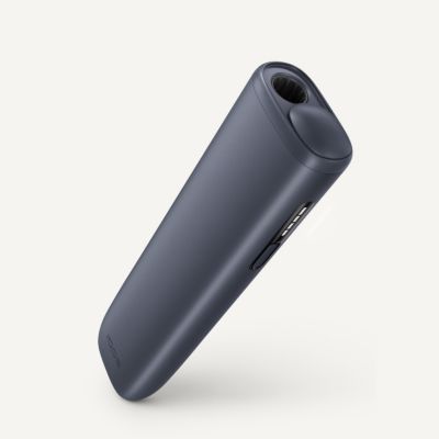 IQOS ILUMA i ONE v Midnight Black, nagnjena desno
