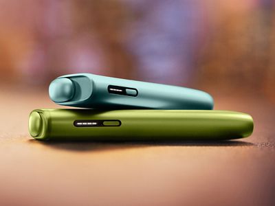 Modra IQOS ILUMA i ONE na zeleni IQOS ILUMA i ONE.
