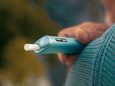 يد تحمل جهاز IQOS ILUMA i ONE