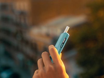 جهاز IQOS ILUMA i ONE باللون الأخضر، عرض تفصيلي للأضواء