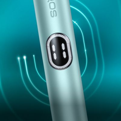 Das Bild zeigt eine Nahaufnahme des IQOS ILUMA i PRIME Holders in der Farbe Breeze Blue. Auf dem Gerät ist eine LED-Anzeige mit der Zahl ‚88‘ zu sehen. Der Hintergrund besteht aus abstrakten, leuchtenden Linien, die eine futuristische Ästhetik erzeugen.