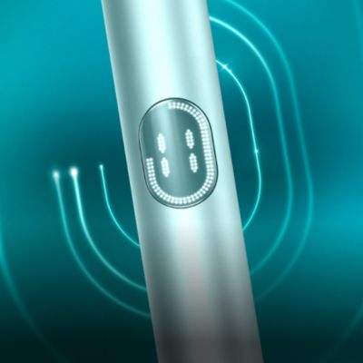 Detail zařízení IQOS ILUMA i PRIME v barvě Breeze Blue, na tmavě tyrkysovém pozadí