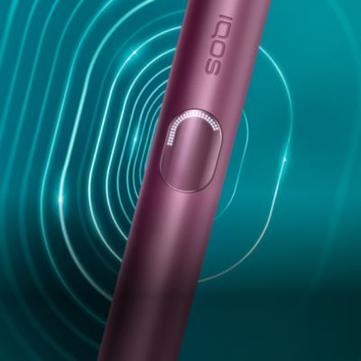 Фрагмент устройства IQOS ILUMA i PRIME цвета «голубой бриз» на тёмно-бирюзовом фоне