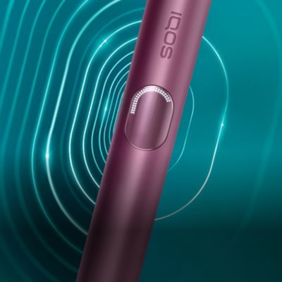 Фрагмент устройства IQOS ILUMA i PRIME цвета «голубой бриз» на тёмно-бирюзовом фоне