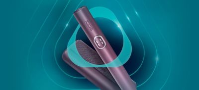 جهاز IQOS ILUMA i PRIME باللون النبيتي وشاحنه داخل شعار IQOS