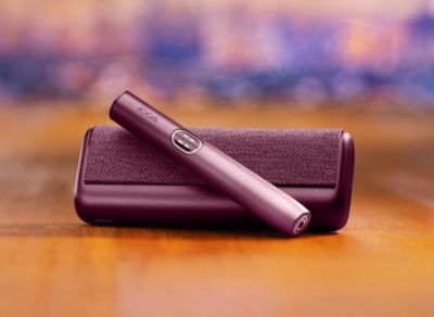 Držalo za IQOS ILUMA i PRIME v bordo barvi Garnet Red na žepnem polnilniku