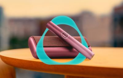 Držalo in žepni polnilnik naprave IQOS ILUMA i PRIME v bordo barvi Garnet Red z logotipom IQOS.