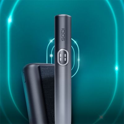 Das Bild zeigt den IQOS ILUMA i PRIME Holder und das IQOS ILUMA i PRIME Charger in der Farbe Midnight Black. Der Holder ist zylindrisch mit einem ovalen Knopf mit zwei horizontalen Linien und vertikalem ‚IQOS‘-Schriftzug. Im Hintergrund befindet sich das Charger mit abgerundeten Ecken. Der Hintergrund ist in Türkistönen gehalten und zeigt leuchtende ovale Formen und Linien in futuristischem Stil.