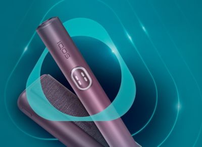 IQOS ILUMA i PRIME držalo in žepni polnilnik v Garnet Red barvi znotraj IQOS logotipa.