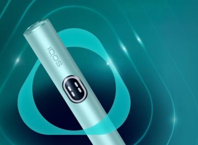 Das Bild zeigt einen IQOS ILUMA i Holder in der Farbe Breeze Blue.