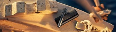 IQOS ILUMA i PRIME in der Farbe Midnight Black auf Bootsdeck.