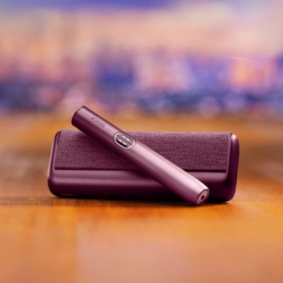 Držalo IQOS ILUMA i PRIME naprave v bordo barvi Garnet Red na žepnem polnilniku