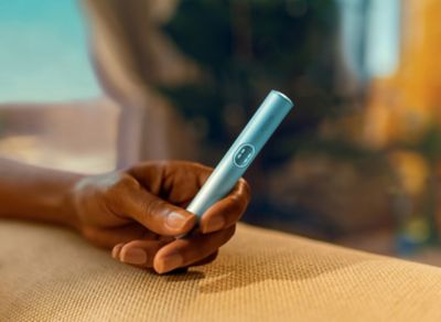 IQOS ILUMA i PRIME in der Farbe Midnight Black in einer Hand.