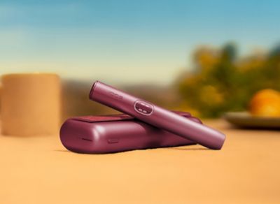 Držalo IQOS ILUMA i PRIME naprave v bordo barvi Garnet Red na žepnem polnilnik