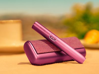 IQOS ILUMA i PRIME Garnet Red di atas meja makan