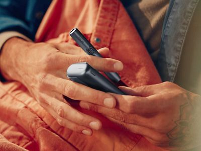 Ein IQOS ILUMA i PRIME Gerät in der Farbe Midnight Black, bestehend aus einem Holder und einem Pocket Charger