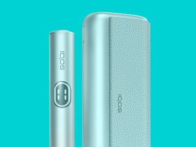 IQOS ILUMA i PRIME Breeze Blue bersama latar belakang 'turquoise'