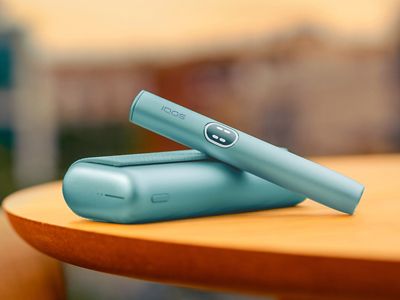 Modro držalo IQOS ILUMA i PRIME na žepnem polnilniku.