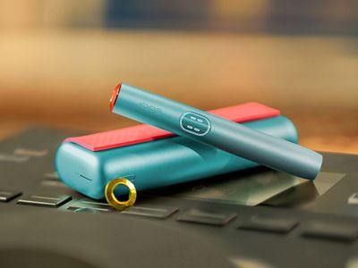 Modro držaloIQOS ILUMA i PRIME na žepnem polnilniku, prilagojeno z etuijem in prstani