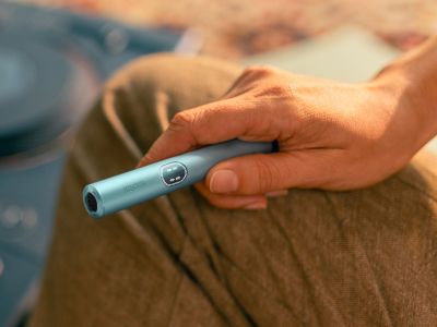 Рука держит устройство IQOS ILUMA i PRIME