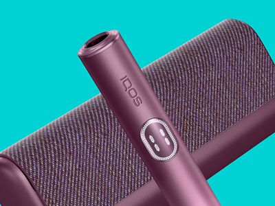 IQOS ILUMA i PRIME Garnet Red bersama latar belakang 'turquoise'