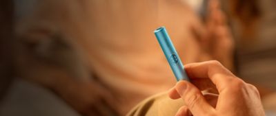 IQOS ILUMA i cihazını tutan əl