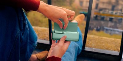 Manos destapando un dispositvo IQOS