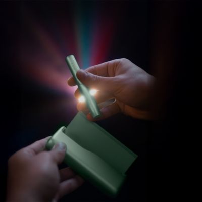 Una mujer mirando la parte trasera de una caja IQOS.