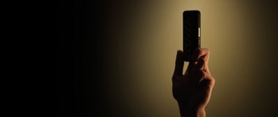 IQOS ILUMA i SELETTI Limited Edition - Soft light background and device in the shadow