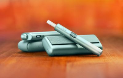 IQOS ILUMA i Series devices on wooden surface