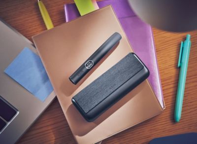 IQOS ILUMA i PRIME Midnight Black liegt auf Schreibtisch
