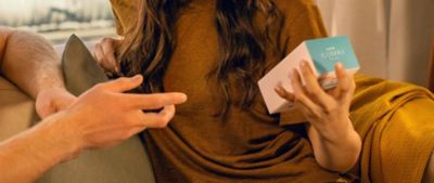 IQOS ILUMA i Verpackung in der Hand.