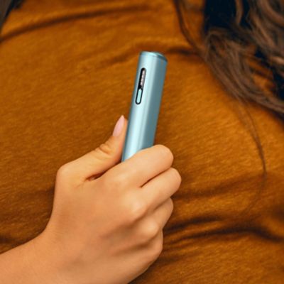 IQOS ILUMA i ONE in der Hand.