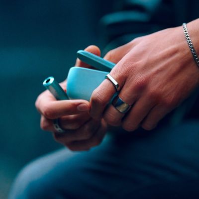 IQOS ILUMA i Breeze Blue mit Pocket Charger.