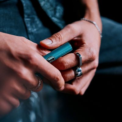IQOS ILUMA i Holder in Breeze Blue.