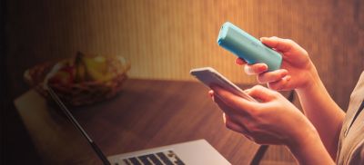 لقطة عن قرب لأيدي شخصين يتناقشان