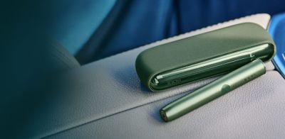 Un stylet et chargeur de poche IQOS ILUMA VERT.