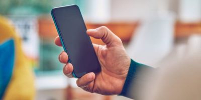 Hombre sosteniendo su telefono movil.