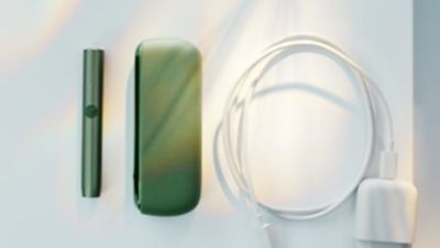 Un stylet et chargeur de poche IQOS ILUMA dans une boîte