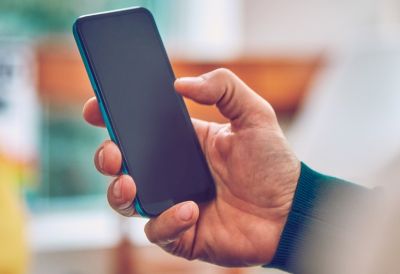 Un teléfono en la mano de una persona.