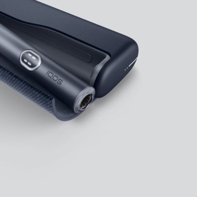 Ein IQOS ILUMA i PRIME Gerät in der Farbe Midnight Black