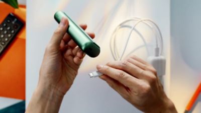 يتم إدخال كابل الشحن في حامل IQOS ILUMA PRIME.